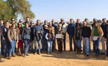 Los visitantes del 'Aula Joven' de La Merced a la ganadería de Prieto de la Cal. (FOTO: Vicente Medero)