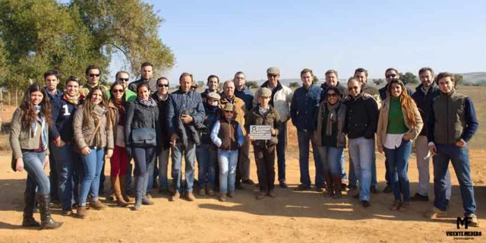 Los visitantes del 'Aula Joven' de La Merced a la ganadería de Prieto de la Cal. (FOTO: Vicente Medero)