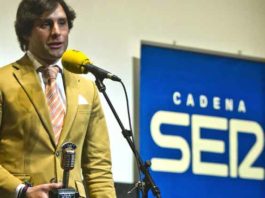 Andrés Romero recibe la ‘Uva Taurina’ que concede la Cadena Ser en Huelva El jinete onubense Andrés Romero recogiendo el trofeo.