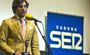 El jinete onubense Andrés Romero recogiendo el trofeo.