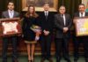 Fernando Cuadri -segundo por la derecha- con el premio al toro 'Mejor presentado' de la Feria de Castellón del año pasado. (FOTO: Enfoque taurino)