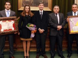 Fernando Cuadri -segundo por la derecha- con el premio al toro 'Mejor presentado' de la Feria de Castellón del año pasado. (FOTO: Enfoque taurino)