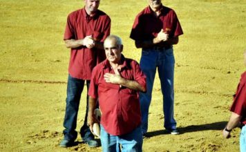 Fallece ‘El Bomba’, jefe de corrales de la plaza de Valverde durante 50 años El Bomba recibe la ovación de sus compañeros y de la afición de Valverde. (FOTO: Arizmendi)
