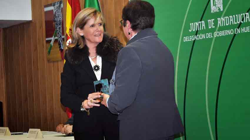 'Mejor novillero'. Recoge la madre de Javier Jiménez.