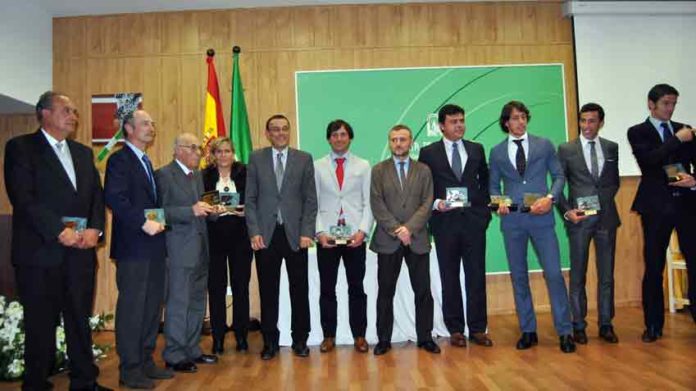 Todos los premiados por la temporada 2013. (FOTO: Arizmendi)