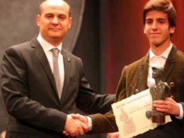 El novillero onubense Emilio Silvera recoge su trofeo como cuarto puesto en el Bolsín de Ciudad Rodrigo.