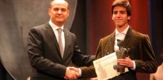 El novillero onubense Emilio Silvera recoge su trofeo como cuarto puesto en el Bolsín de Ciudad Rodrigo.
