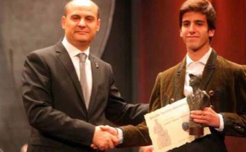 El novillero onubense Emilio Silvera recoge su trofeo como cuarto puesto en el Bolsín de Ciudad Rodrigo.