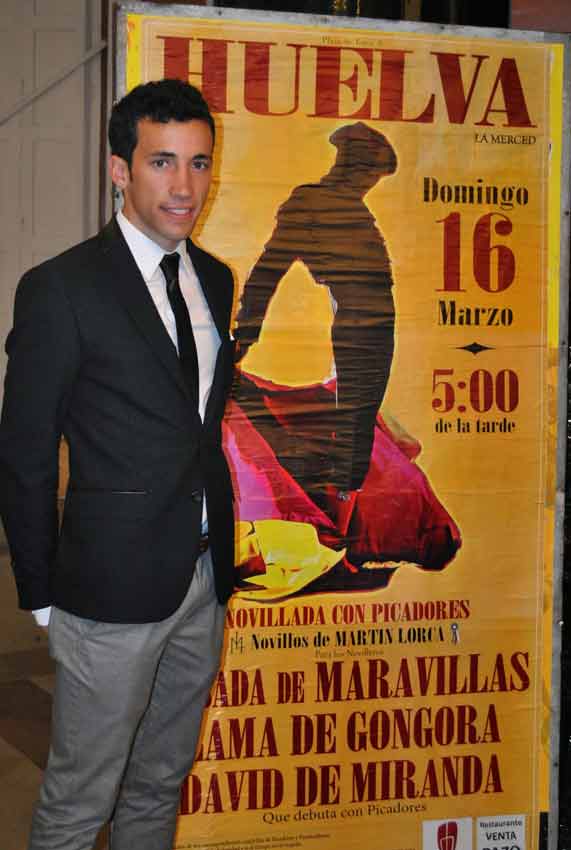 David de Miranda junto al cartel de la novillada.