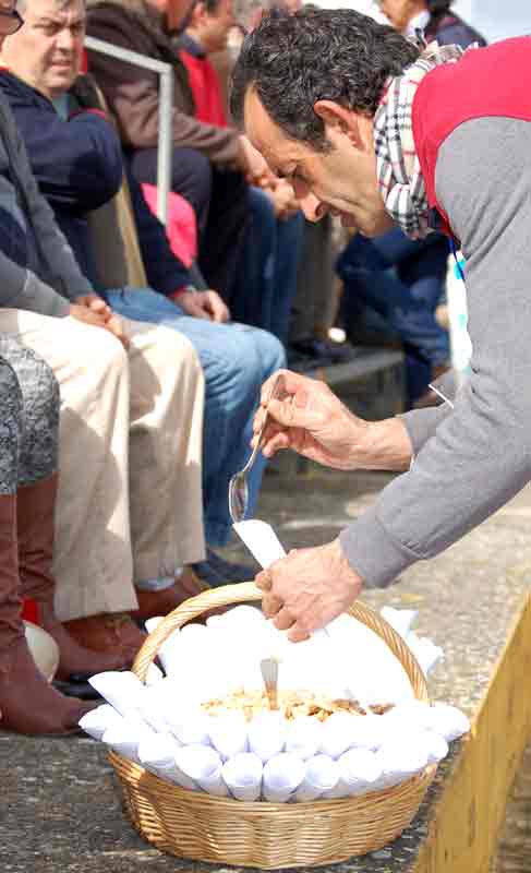 Cartuchitos de almendras fritas.