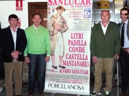 Litri, a la izquierda, en la presentación del festival de Sanlúcar en homenaje a El Mangui.