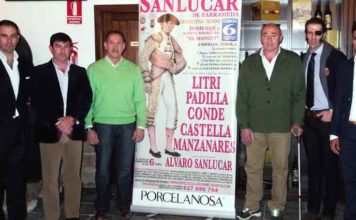Litri, a la izquierda, en la presentación del festival de Sanlúcar en homenaje a El Mangui.