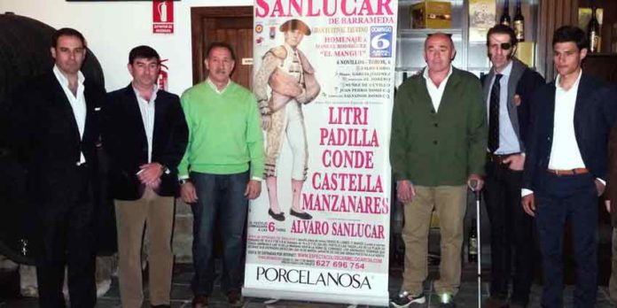 Litri, a la izquierda, en la presentación del festival de Sanlúcar en homenaje a El Mangui.