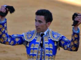 El novillero onubense David de Miranda con su triunfo hoy en Huelva. (FOTO: Pepe Plaza)