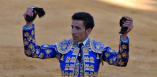 El novillero onubense David de Miranda con su triunfo hoy en Huelva. (FOTO: Pepe Plaza)