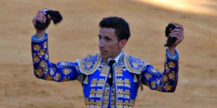 El novillero onubense David de Miranda con su triunfo hoy en Huelva. (FOTO: Pepe Plaza)