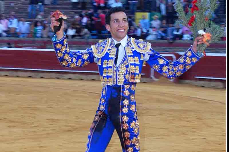 David de Miranda, con las dos orejas del tercero. (FOTO: Pepe Plaza)