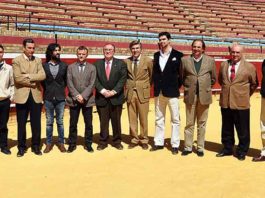 Dos festejos de promoción en la plaza de La Merced Algunos de los invitados a la presentación del ciclo de promoción. (FOTOP: Xosé Andrés)