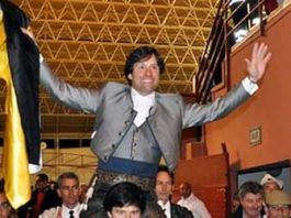El rejoneador Andrés Romero, a hombros esta tarde en Atarfe. (FOTO: andresromero.es)