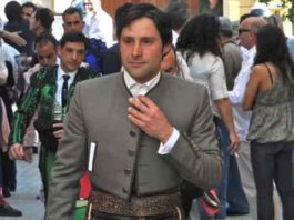El rejoneador onubense Andrés Romero, accediendo a la Maestranza para torear el año pasado.