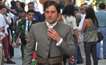 Andrés Romero tomará la alternativa en la Maestranza y confirmará en San Isidro El rejoneador onubense Andrés Romero, accediendo a la Maestranza para torear el año pasado.