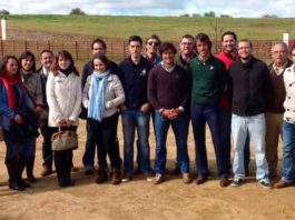 Haciendo afición en el campo Los jóvenes onubenses asistentes, junto a toreros y ganadero.
