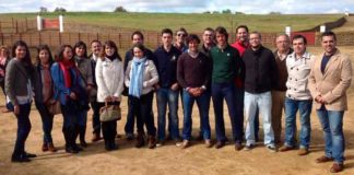 Los jóvenes onubenses asistentes, junto a toreros y ganadero.