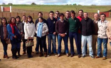 Los jóvenes onubenses asistentes, junto a toreros y ganadero.
