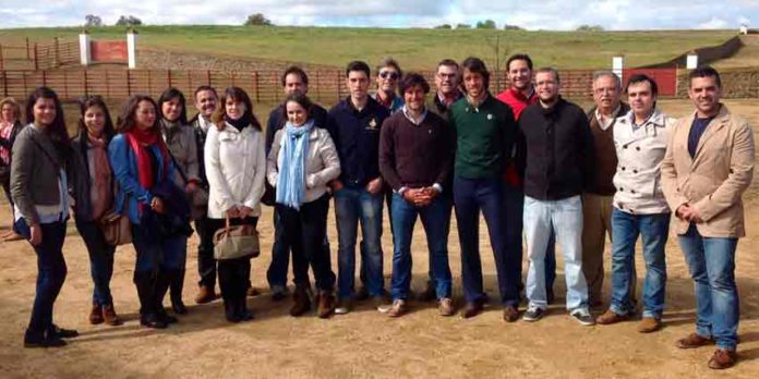 Los jóvenes onubenses asistentes, junto a toreros y ganadero.