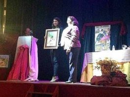 Entrega de premios en Zufre Lea Vicens recoge el premio como 'Triunfadora' en Zufre.