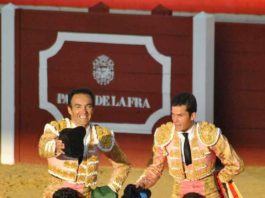 Roca Rey, Correa y Serna, a hombros esta tarde en Huelva. (FOTO: Xosé Andrés)