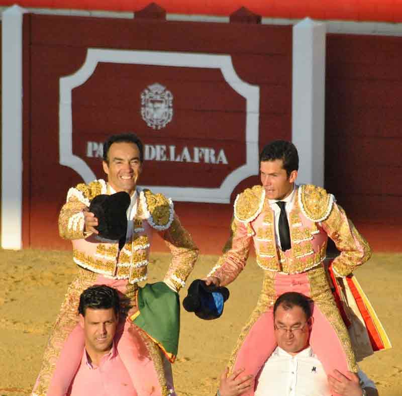 El Cid y Daniel Luque, a hombros esta tarde en Palos. (FOTO: Arizmendi)