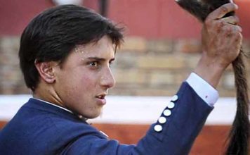 Roca Rey, con el triunfo en La Merced. (FOTO: Vicente Medero)