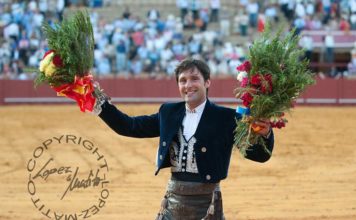 Andrés Romero, dos orejas en su alternativa en Sevilla Andrés Romero, en la vuelta al ruedo en la Maestranza tras cortar las dos orejas del sexto toro. (FOTO: López-Matito)