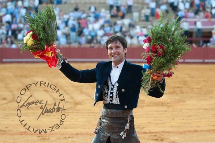 Andrés Romero, en la vuelta al ruedo en la Maestranza tras cortar las dos orejas del sexto toro. (FOTO: López-Matito)