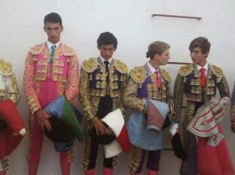 Los seis jóvenes actuantes hoy en Zufre.