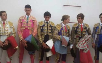 Los seis jóvenes actuantes hoy en Zufre.