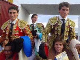 García Corbacho, el onubense Juan Ramón Jiménez y Alfonso Cadaval, a hombros hoy en Arroyomolinos de León. (FOTO: Arizmendi)