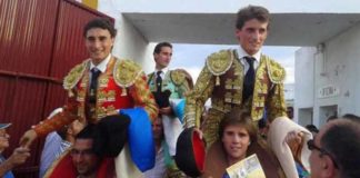 García Corbacho, el onubense Juan Ramón Jiménez y Alfonso Cadaval, a hombros hoy en Arroyomolinos de León. (FOTO: Arizmendi)