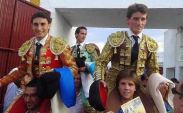 García Corbacho, el onubense Juan Ramón Jiménez y Alfonso Cadaval, a hombros hoy en Arroyomolinos de León. (FOTO: Arizmendi)