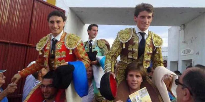 García Corbacho, el onubense Juan Ramón Jiménez y Alfonso Cadaval, a hombros hoy en Arroyomolinos de León. (FOTO: Arizmendi)