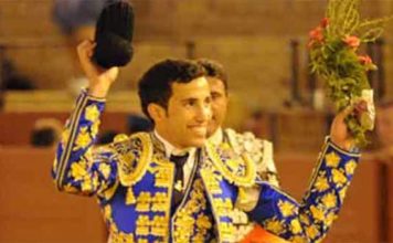 Buena nota en el debut de David de Miranda en la Maestranza. (FOTO: López-Matito)