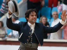 El rejoneador onubense Andrés Romero en la salida a hombros hoy en León.