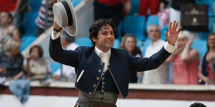 El rejoneador onubense Andrés Romero en la salida a hombros hoy en León.