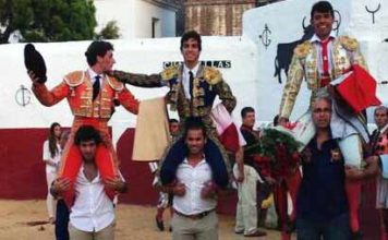 Gran triunfo de Emilio Silvera en la plaza de Mijas El onubense Emilio Silvera, en el centro, en su salida a hombros esta tarde en Mijas.