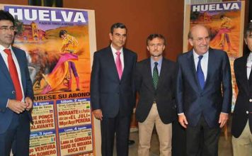 Empresarios y autoridades presentan los carteles. (FOTO: Arizmendi)