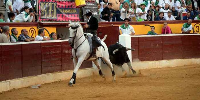 Andrés Romero, recibiendo a portagayola a uno de sus astados esta tarde en Huesca.