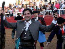 El rejoneador onubense Andrés Romero, triunfando esta tarde en Zahinos.