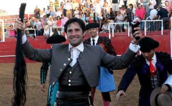 El rejoneador onubense Andrés Romero, triunfando esta tarde en Zahinos.
