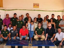 Familiares y el equipo de toriles de La Merced con el azulejo en memoria de Diego Díaz Quintero en La Merced.